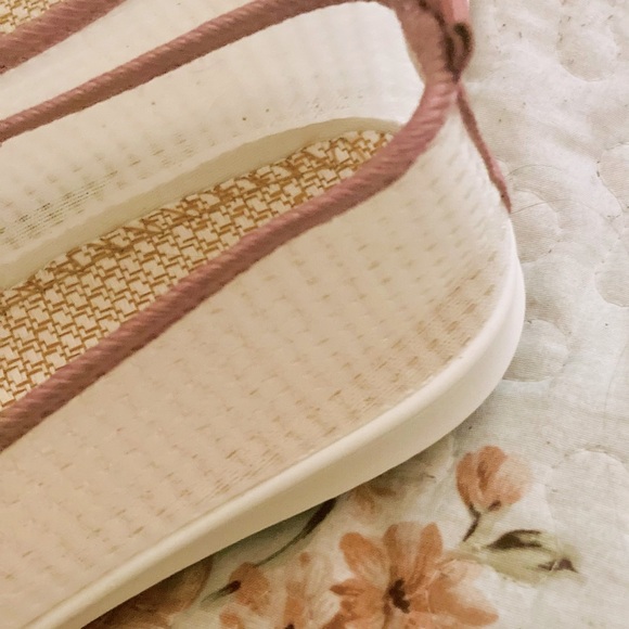 Super adorable floral summer flats - Size 7, 7.5 - Picture 3 of 6